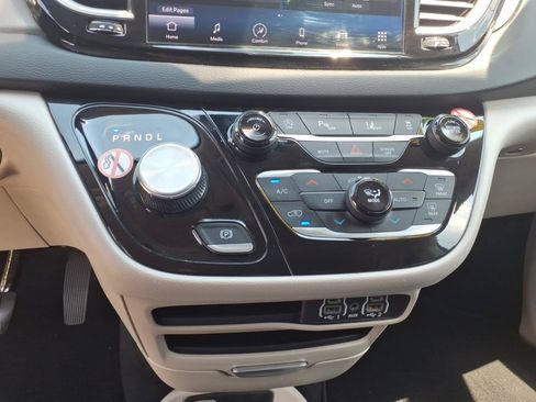 Used 2023 Chrysler Pacifica Touring-L FWD image 19