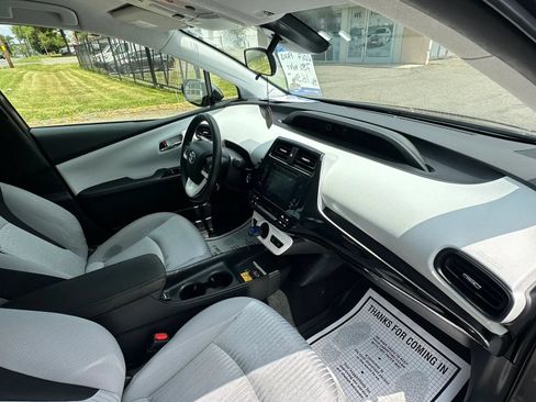 Used 2017 Toyota Prius Two w/ Prius Two Safety Plus Package FWD image 28