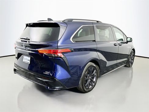 Used 2022 Toyota Sienna XSE image 7