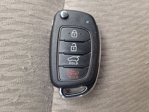 Used 2017 Hyundai Santa Fe SE image 32