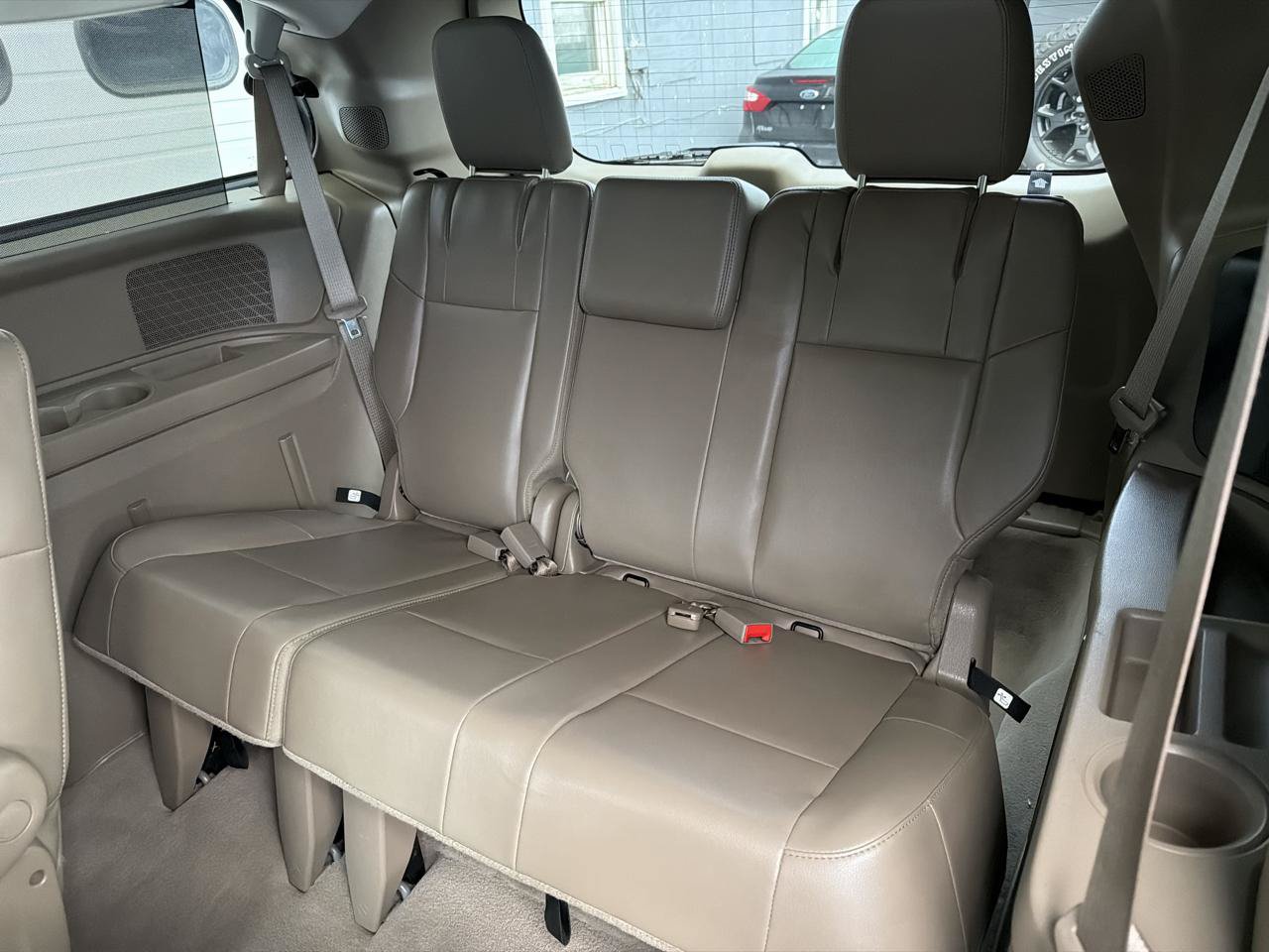 Used 2011 Volkswagen Routan SE FWD image 10