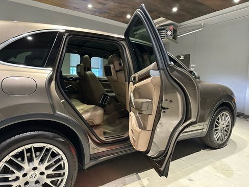 Used 2013 Porsche Cayenne S AWD/4WD image 28