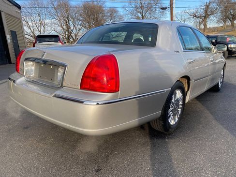 Used 2008 Lincoln Town Car Signature Limited image 3