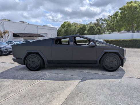 Used 2024 Tesla Cybertruck AWD Crew Cab image 4