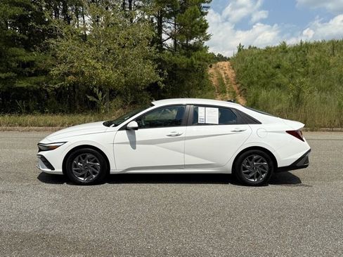 Used 2024 Hyundai Elantra SEL image 2