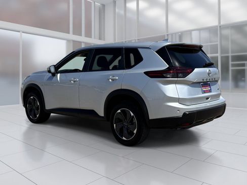 Used 2025 Nissan Rogue SV AWD/4WD image 4