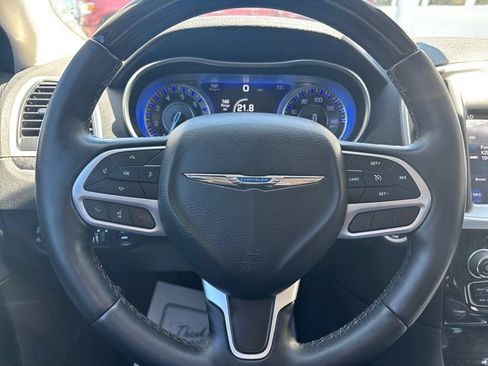 Used 2018 Chrysler 300 Limited image 23