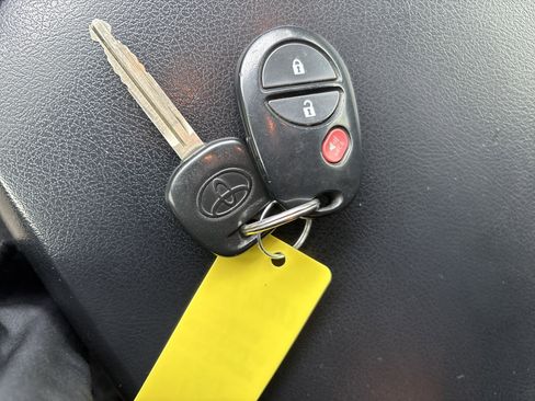 Used 2012 Toyota Tundra 4x4 CrewMax image 27