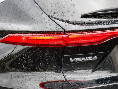 Used 2021 Toyota Venza Limited image 8