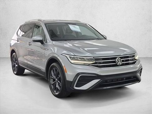 Used 2022 Volkswagen Tiguan SE FWD image 3