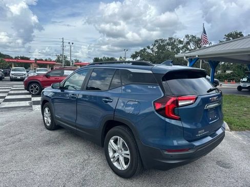 Used 2024 GMC Terrain SLE w/ Driver Convenience Package FWD image 3