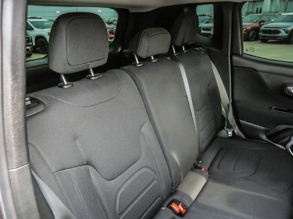 Used 2018 Jeep Renegade Latitude FWD image 19