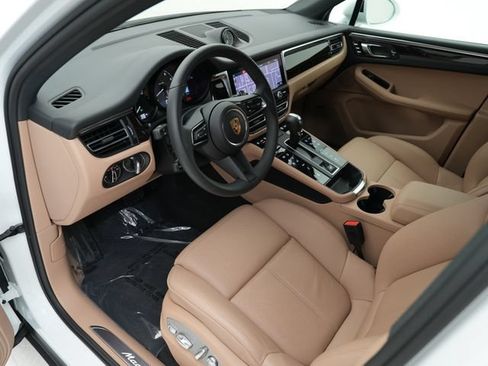 Certified 2025 Porsche Macan S AWD/4WD image 4