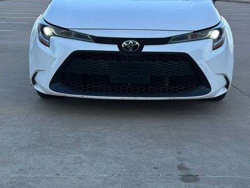 Used 2021 Toyota Corolla LE image 2