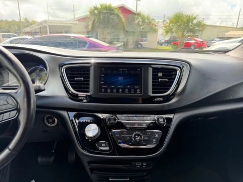 Used 2019 Chrysler Pacifica Touring-L w/ S Appearance Package FWD image 13