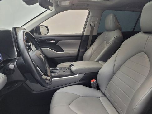 Used 2020 Toyota Highlander XLE image 17