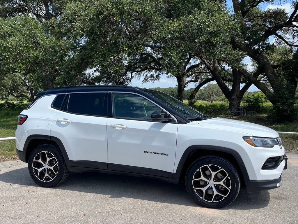Used 2024 Jeep Compass Limited AWD/4WD image 3