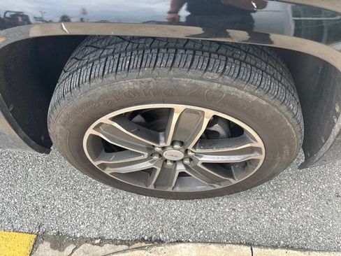 Used 2017 GMC Acadia Denali AWD/4WD image 2