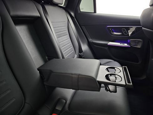 Used 2025 Mercedes-Benz GLC 300 4MATIC image 24