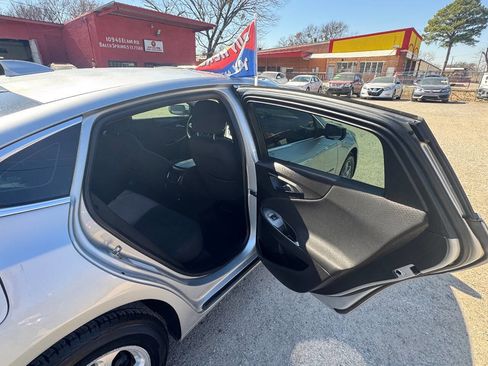 Used 2017 Chevrolet Malibu LT image 14