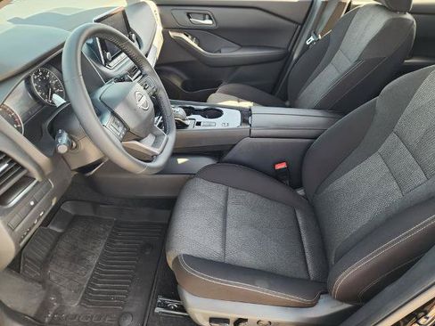 Certified 2025 Nissan Rogue SV FWD image 9