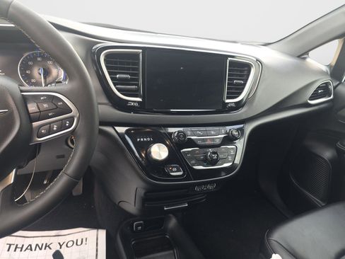 Used 2025 Chrysler Pacifica Select FWD image 3