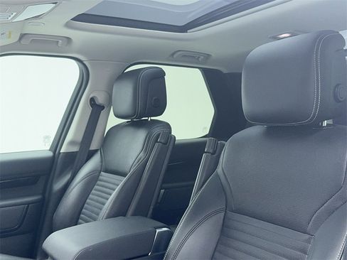 Used 2024 Land Rover Discovery S image 37