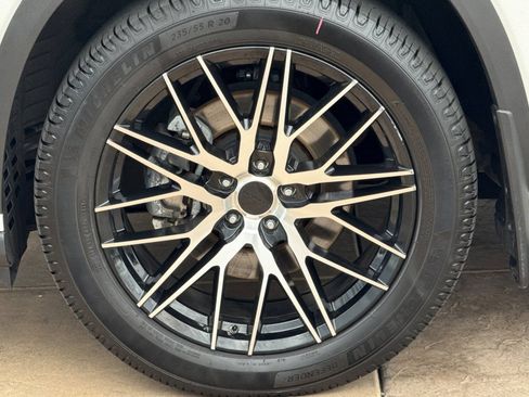 Used 2024 Toyota Highlander Platinum image 32