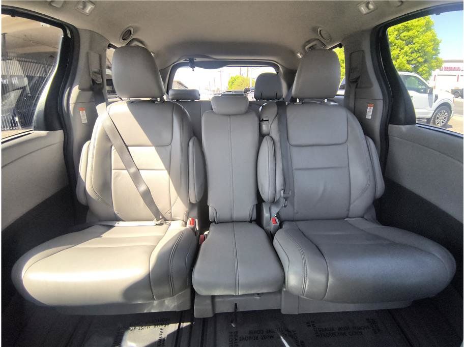 Used 2015 Toyota Sienna XLE FWD image 8