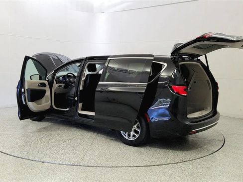 Used 2023 Chrysler Pacifica Touring-L FWD image 11