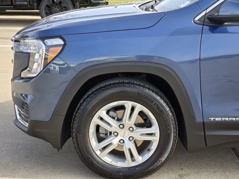 Used 2024 GMC Terrain SLE w/ Fleet Convenience Package image 9
