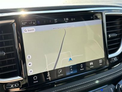 New 2025 Chrysler Pacifica Limited w/ Uconnect Theater Family Group