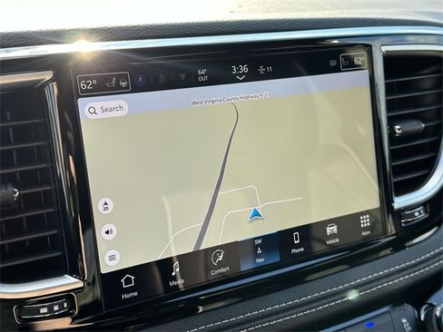 New 2025 Chrysler Pacifica Limited w/ Uconnect Theater Family Group image 4