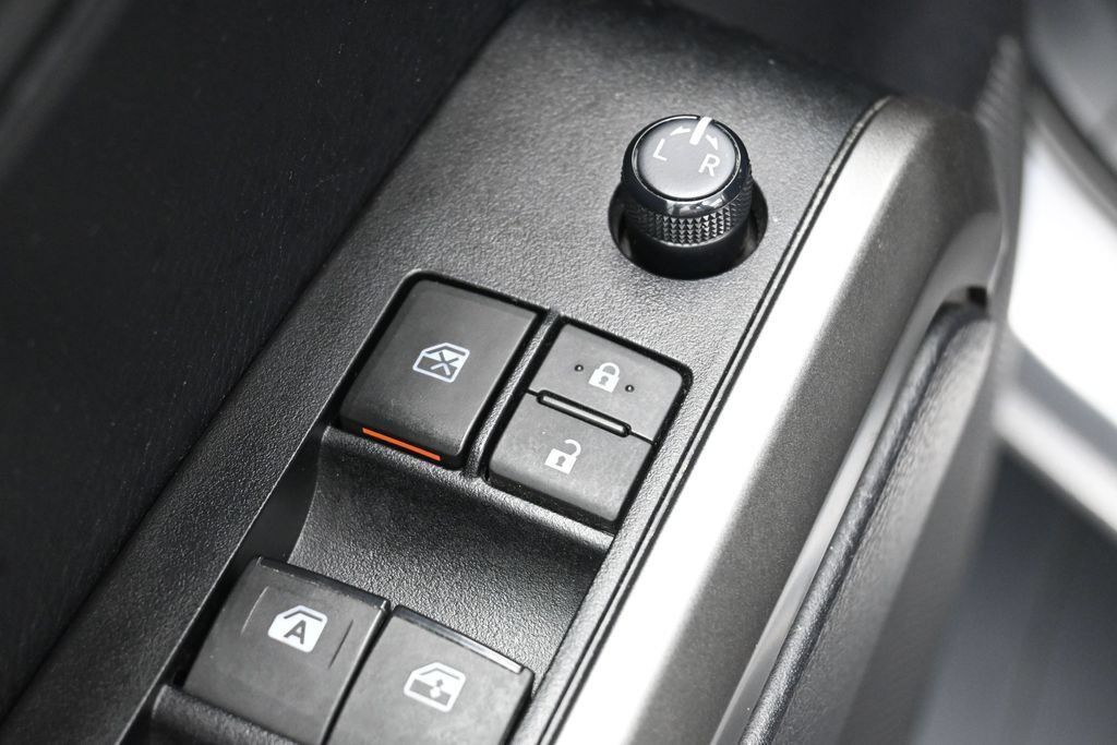 Certified 2020 Toyota Tacoma SR5 AWD/4WD image 12