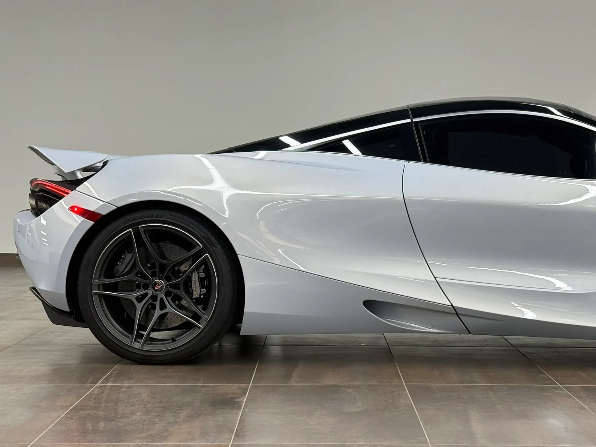 Used 2018 McLaren 720S RWD image 13