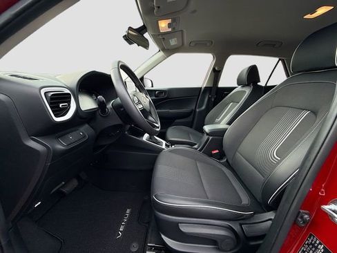 Used 2025 Hyundai Venue Limited image 23