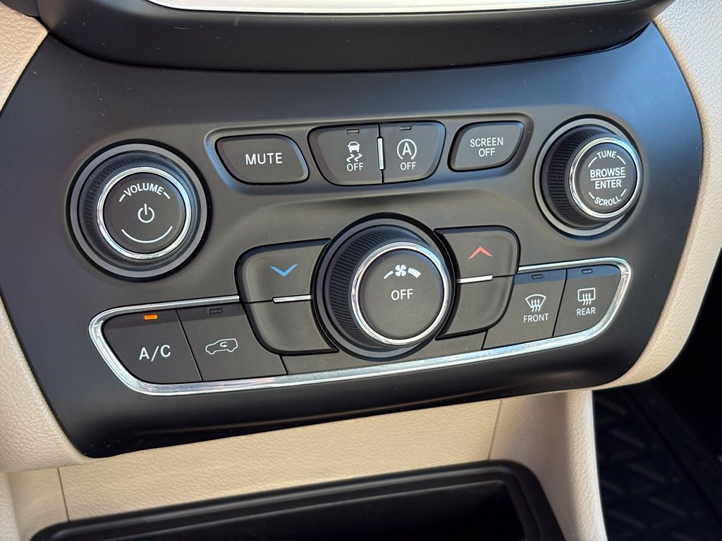 Used 2019 Jeep Cherokee Latitude w/ Popular Appearance Group AWD/4WD image 13