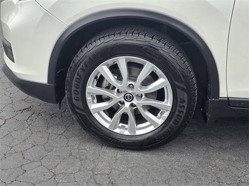 Used 2018 Nissan Rogue SV w/ Premium Package image 5