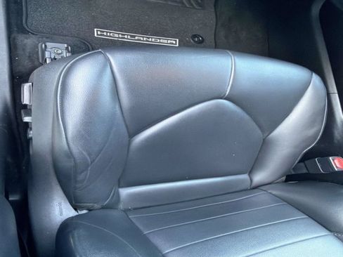 Used 2021 Toyota Highlander XLE FWD image 11