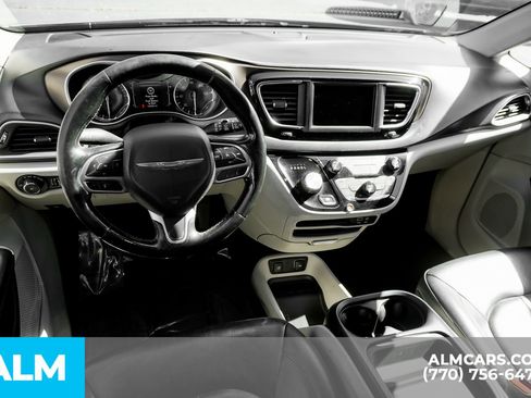 Used 2019 Chrysler Pacifica Touring-L image 30