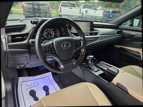 Used 2020 Lexus ES 300h w/ Premium Package FWD image 11