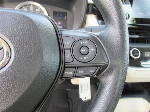 Used 2022 Toyota Corolla LE image 18