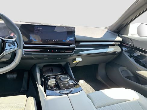 Used 2026 BMW 530i xDrive w/ Premium Package AWD/4WD image 25
