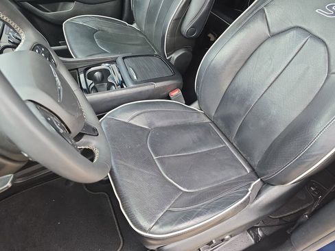 Used 2022 Chrysler Pacifica Limited w/ S Appearance Package FWD image 16