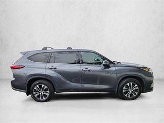 Used 2020 Toyota Highlander XLE AWD/4WD video 4