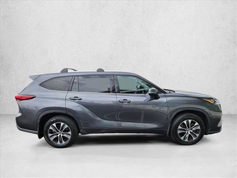 Used 2020 Toyota Highlander XLE AWD/4WD image 4