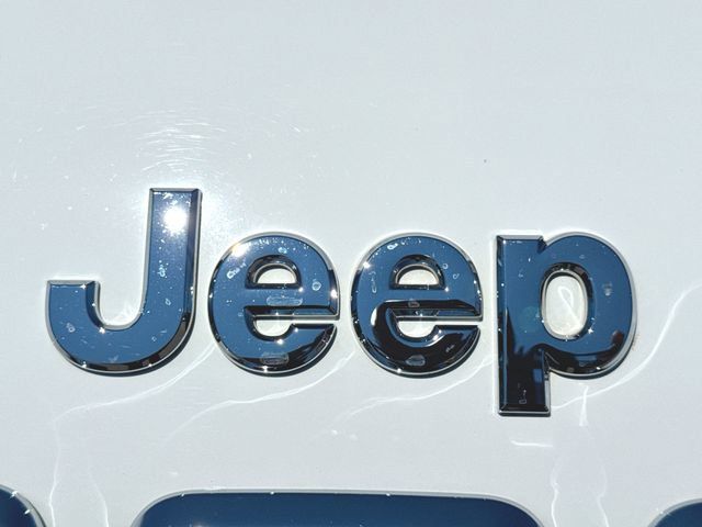 Used 2020 Jeep Cherokee Latitude Plus w/ Cold Weather Group AWD/4WD image 31