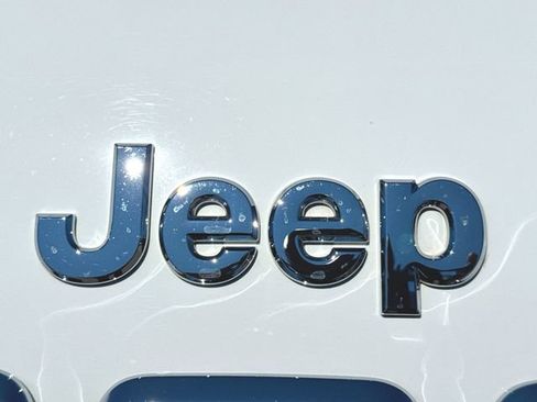 Used 2020 Jeep Cherokee Latitude Plus w/ Cold Weather Group AWD/4WD image 31
