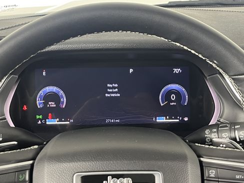 Used 2022 Jeep Grand Cherokee Altitude AWD/4WD image 13