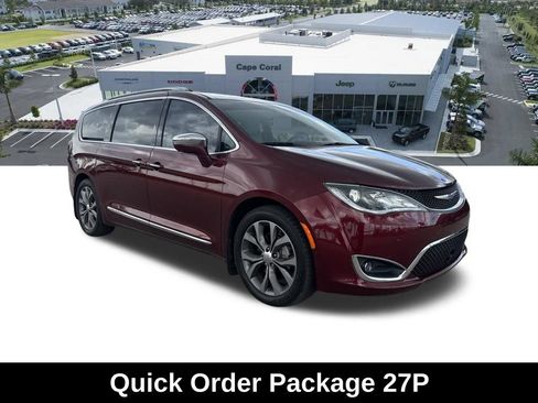 Used 2020 Chrysler Pacifica Limited w/ Tire & Wheel Group FWD image 3